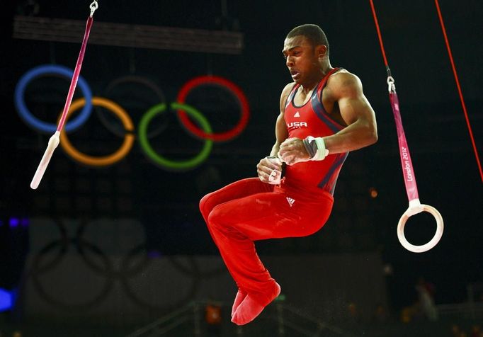 Gymnasta týmu USA John Orozco při cvičení na kruzích.