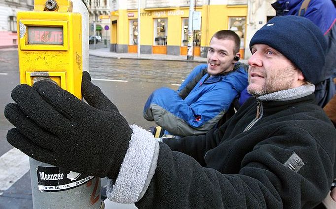 Cesta podél Vltavy není příliš členitá, ale dlouhá a na křižovatkách není u všech obrubníků snížená výška chodníku.