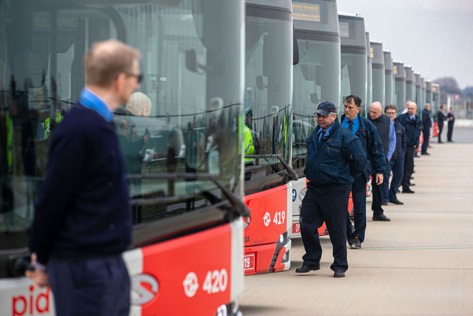 Trolejbusy Škoda Solaris 24, které jezdí z pražského letiště na lince 59 do Nádraží Veleslavín.