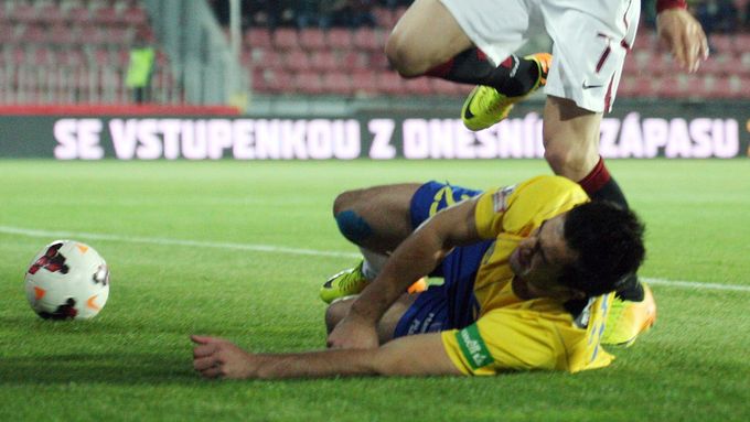 Aidin Mahmutovič se zranil na začátku ligového šlágru proti Spartě.