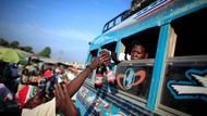V Port-au-Prince jen částečně funguje rozvod vody, na ulicích stanují lidé, kteří přišli o střechu nad hlavou, nemocnice jsou přeplněné a lékaři běžně operují s až dvanáctihodinovými zpožděními. V metropoli stále nefungují pevné linky, ale podařilo se zprovoznit dvě místa s bezdrátovým spojením.