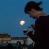 Lidé pozorující částečné zatmění Měsíce, srpen 2017