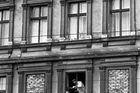 Policista NDR sleduje situaci na nově budované hranici mezi NDR a Západním Berlínem, v nižším poschodí zazdívá dělník okna domu v těsné blízkosti Berlínské zdi. Zeď v následujících desetiletích rozdělila město na dvě části.