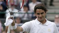 Roger Federer se ve čtvrtek dostal na kurt jen na čtvrt hodiny. Dokonal tak postup přes Argentince Del Potra