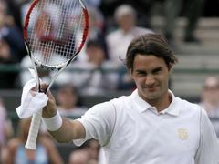Roger Federer se ve čtvrtek dostal na kurt jen na čtvrt hodiny. Dokonal tak postup přes Argentince Del Potra
