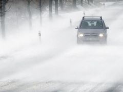 První letošní sníh spojený s prudkými poryvy větru 2. listopadu značně ztížil dopravu na Vysočině.