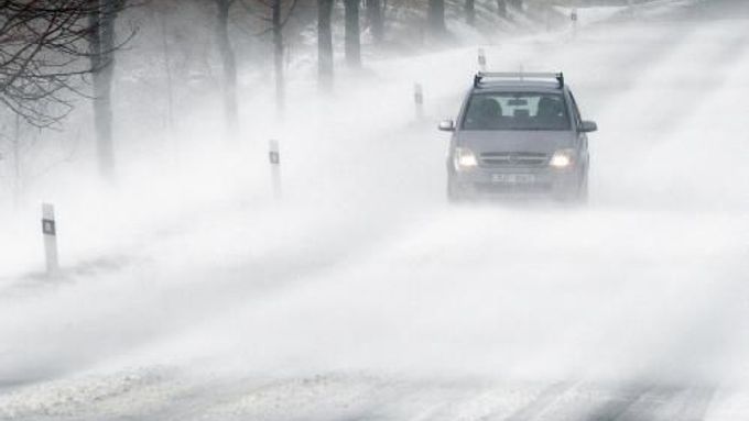 První letošní sníh spojený s prudkými poryvy větru 2. listopadu značně ztížil dopravu na Vysočině.