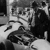 Závodní historie Porsche: Ferdinand Porsche stojí u 16válcového turba závodního vozu Auto-Union (1936)