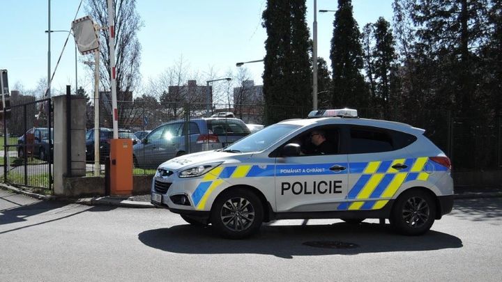 Ženu v Kamenickém Šenově zabilo vlastní auto, přimáčklo ji na strom