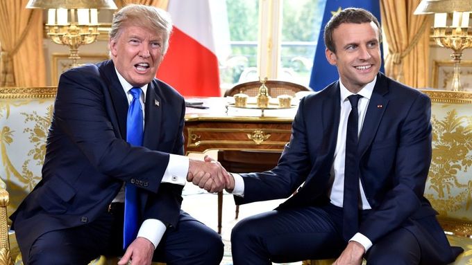 Prezidenti Donald Trump a Emmanuel Macron při setkání v Elysejském paláci.
