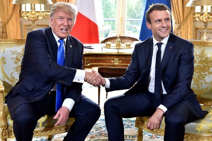 Prezidenti Donald Trump a Emmanuel Macron při setkání v Elysejském paláci.