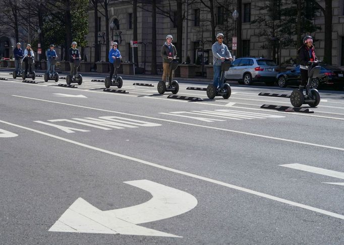 Lidé na segwayích se projíždí po Washingtonu.