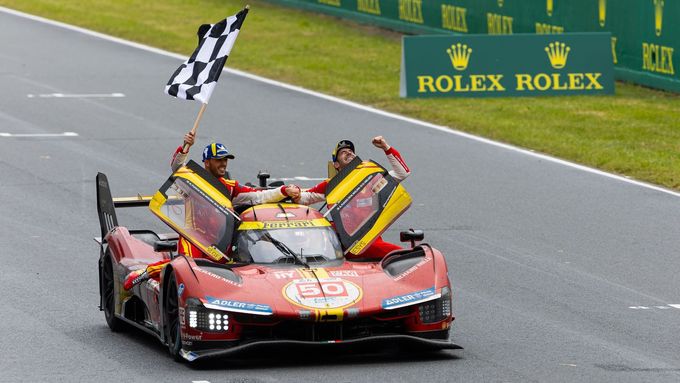 Radost posádky vítězného Ferrari 499P