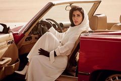 Princezna sedí v kabrioletu, aktivistky ve vězení. Lidé kritizují obálku arabského Vogue
