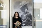 První výstavu měla Kateřina Černá (na černobílé fotografii vzadu) v pražském Mánesu roku 1962, kdy také vydala svou první knihu, ručně psaný sešitek s osobitou poetikou. V popředí je kurátorka její nynější výstavy Martina Vítková.