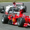 Michael Schumacher ve Ferrari a Takuma Sató ve voze BAR v GP Španělska 2004