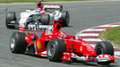 Michael Schumacher ve Ferrari a Takuma Sató ve voze BAR v GP Španělska 2004