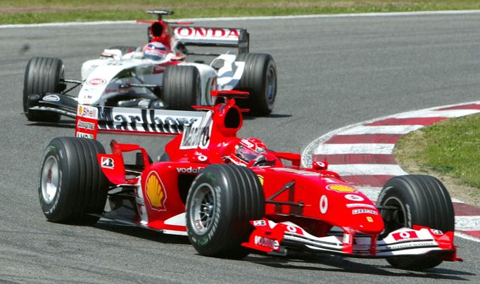 Michael Schumacher ve Ferrari a Takuma Sató ve voze BAR v GP Španělska 2004