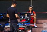 Mechaniky různých týmů bylo během prvního volného dne na Tour de France vidět při práci přímo v ulicích hlavního města Andorry. Snímek zachycuje členy stáje BMC.