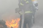 Němečtí dobrovolní hasiči neměli co hasit, sami proto začali zapalovat auta