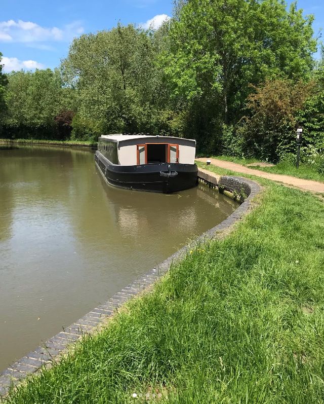 Loď, kterou si Jennifer Patricia před třemi lety nechala vyrobit a umístila ji na Grand Union Canal ve Velké Británii, je každých čtrnáct dní na jiném místě. | Foto: Aktuálně.cz/Gypsy on the boat