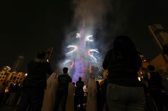 Silvestrovské oslavy s ohňostrojem neminuly ani nejvyšší budovu světa Burdž Chalífa v Dubaji.