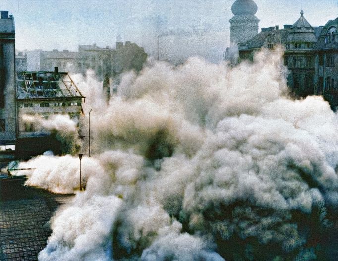 Demolice zástavby domů na Masarykově náměstí a na rohu ulic Kostelní a Střelniční. Snímek je ze dne 14. února 1961.