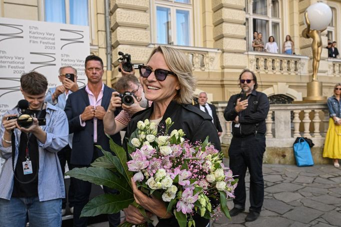 Příjezd herečky Robin Wright na karlovarský festival.