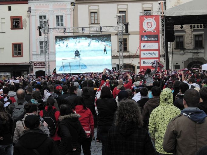 Po prvním gólu. Přímý přenos 6. finále sledovalo od začátku na náměstí jen několik stovek fanoušků. Další se teprve po městě pomalu trousili na 2. třetinu, jiní přišli až po zápase a někteří dorazili až na oslavu titulu.