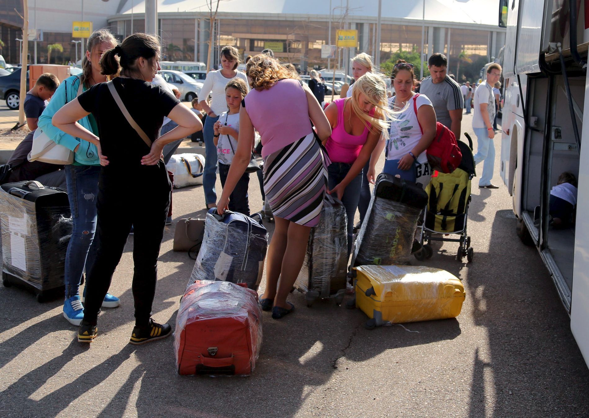 Rusko Šarm aš-Šajch Russian tourists double pack their luggages that will be shipped separately for more security on board the airplane at the airport of the Red Sea resort of Sharm el-Sheikh
