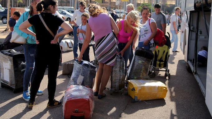 Ruští turisté opouštějí Šarm aš-Šajch.