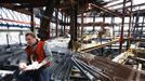 An iron worker sits to eat on a partially finished floor near the top of One World Trade Center in New York, April 30, 2012. The addition of iron columns to the 100th story pushed the height of One World Trade above that of the Empire State Building today. REUTERS/Lucas Jackson (UNITED STATES - Tags: CITYSPACE SOCIETY BUSINESS CONSTRUCTION TPX IMAGES OF THE DAY) Published: Kvě. 1, 2012, 5:35 dop.