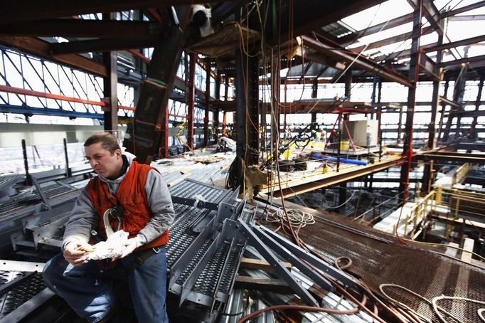 An iron worker sits to eat on a partially finished floor near the top of One World Trade Center in New York, April 30, 2012. The addition of iron columns to the 100th story pushed the height of One World Trade above that of the Empire State Building today. REUTERS/Lucas Jackson (UNITED STATES - Tags: CITYSPACE SOCIETY BUSINESS CONSTRUCTION TPX IMAGES OF THE DAY) Published: Kvě. 1, 2012, 5:35 dop.