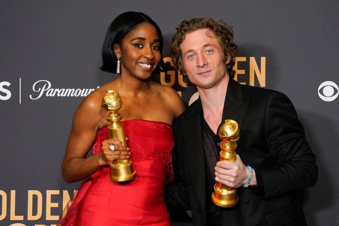 Ayo Edebiri a Jeremy Allen White byli oceněni za herecké výkony v seriálu Medvěd.