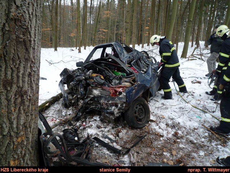 Auto čelním nárazem přerazilo strom
