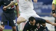 Pavel Nedvěd (v bílém) bojuje o míč s Landonem Donovanem z USA.