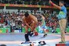 Bizarní konec olympiády. Mongolští trenéři předvedli přímo v ringu protestní striptýz