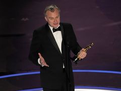 Christopher Nolan přebírá Oscara za režii Oppenheimera.