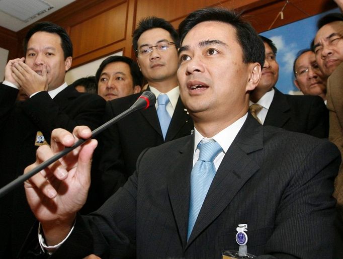 Nový thajský premiér Abhisit Vejjajiva na tiskové konferenci po svém zvolení