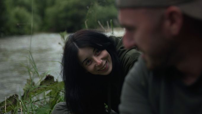 Youtuber Radovan Haluza a jeho přítelkyně Nikola Nagyová v dokumentární sérii Medvěd.