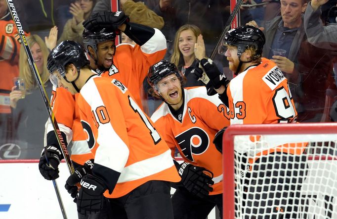 NHL:Philadelphia Flyers: Jakub Voráček (93), Claude Giroux (28) a Wayne Simmonds (17)