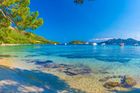 „Okouzlující je zejména pláž v zátoce Formentor, která se nachází na severu ostrova. Obklopují ji piniové borovice a samotnou pláž ohraničují útesy,“ říká Lenka Pátek, obchodní ředitelka cestovní kanceláře Blue Style.