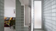 "Aby se do středu bytu dostalo více přirozeného světla, navrhli jsme nové příčky kompletně z luxfer. Světlo tak prochází napříč celým bytem. Luxfery mají dobré akustické vlastnosti, propouští světlo a lze je jednoduše poskládat," popisují architekt Šimon Bierhanzl a Jan Bárta.