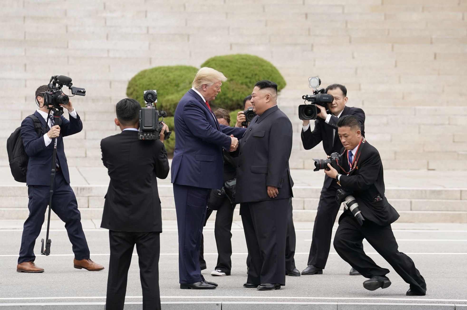 Trump a Kim se setkali v demilitarizovaném pásmu