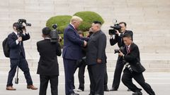 Trump a Kim se setkali v demilitarizovaném pásmu