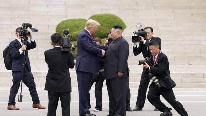 Trump a Kim se setkali v demilitarizovaném pásmu