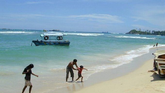 Pláž Unawatuna na Srí Lance (na snímku) už tsunami zažila, karibský ostrov Guadeloupe zřejmě megavlna čeká. Stejně jako na Srí Lance, i tady může díky širokým písčitým plážím proniknout hluboko do vnitrozemí.