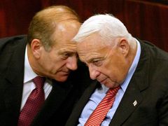 Šaronovu stranu nejspíš do voleb povede Ehud Olmert (vlevo)