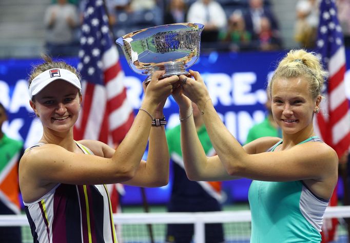 Barbora Krejčíková a Kateřina Siniaková slaví triumf na US Open 2022.