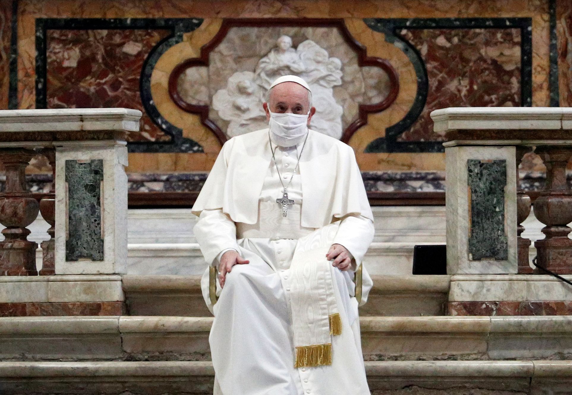 papež v roušce, františek, papež, vatikán, koronavirus